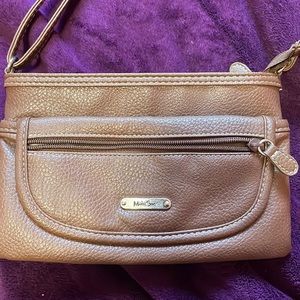 I am selling a over shoulder bag, it’s brown and light to carry around